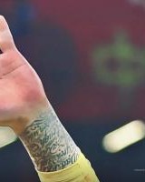 告别国家队生涯？36岁王大雷社媒：拜拜！图片背景为中国