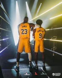 开云官方网站-布朗尼训练中三分颜射父亲 湖人全队起哄点燃老詹